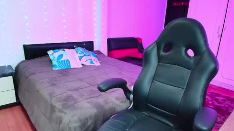 yesie_hot2 online show from November 28, 12:35 am