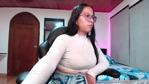 yesie_hot2 online show from March 1, 1:53 am