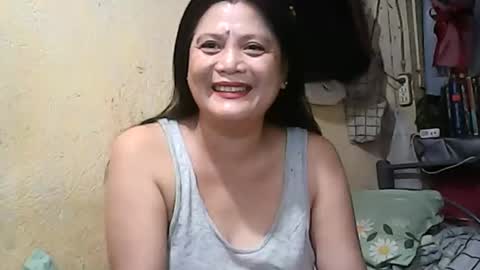 Snapshot of yesimpretty chatting on January 4, 5:05 pm hi im bea online show from January 4, 5:05 pm