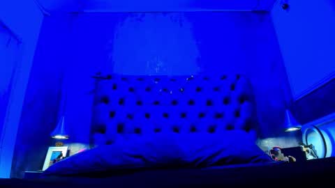 yiyisandoval online show from November 17, 8:42 pm