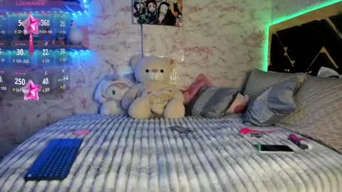 Snapshot of yluismag chatting on March 2, 2:40 am lucy online show from March 2, 2:40 am