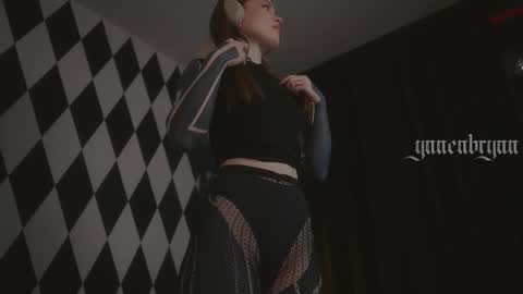 ynnenbrynn online show from December 17, 7:34 am