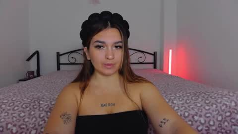 Snapshot of youremily_xx chatting on October 21, 7:23 am Emily  online show from October 21, 7:23 am
