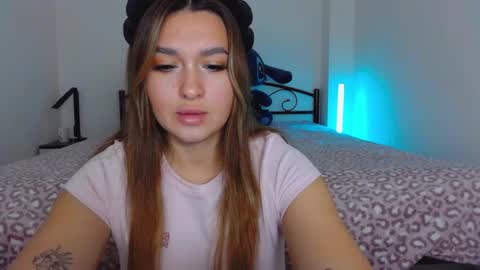 Snapshot of youremily_xx chatting on October 22, 7:24 am Emily  online show from October 22, 7:24 am