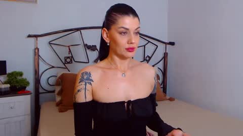 Snapshot of yvonneeverlee chatting on January 26, 9:07 pm I V Y   online show from January 26, 9:07 pm