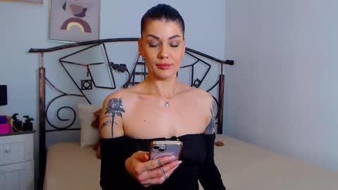 Snapshot of yvonneeverlee chatting on January 7, 8:52 pm I V Y   online show from January 7, 8:52 pm