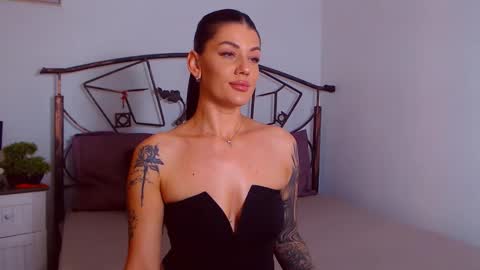 Snapshot of yvonneeverlee chatting on September 18, 8:18 pm I V Y   online show from September 18, 8:18 pm