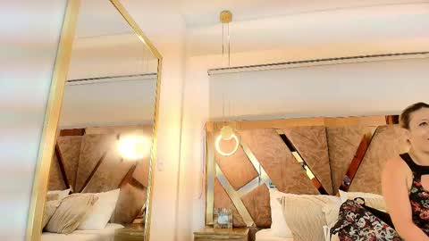 Zarah Andrews online show from December 15, 11:59 am