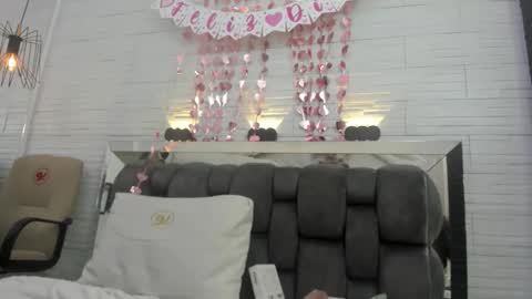 Zenda Evans online show from February 7, 10:30 am