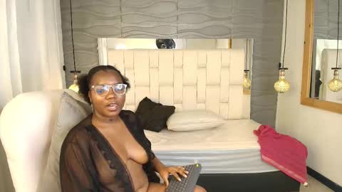 Snapshot of zoe_jones38 chatting on October 14, 5:10 am Zoe online show from October 14, 5:10 am