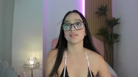 zoe_quinn7 online show from January 15, 3:45 am