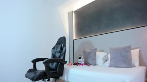 zoee_zi online show from October 24, 8:05 pm