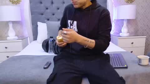 Zoe Krug online show from November 17, 11:55 am