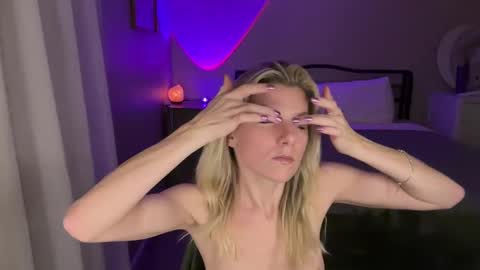 Zoeydanner online show from December 3, 9:09 am