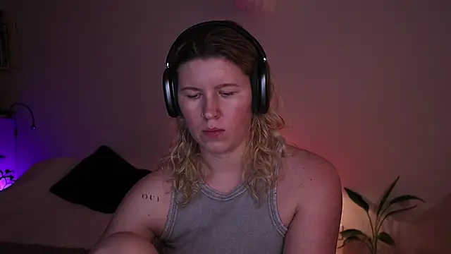 moonamii online show from December 4, 8:31 pm