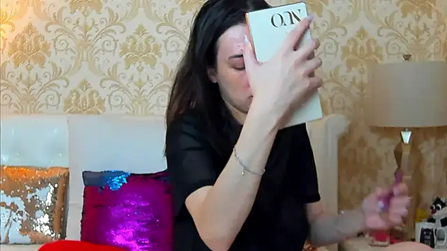 JuliaHunts online show from January 15, 6:30 am