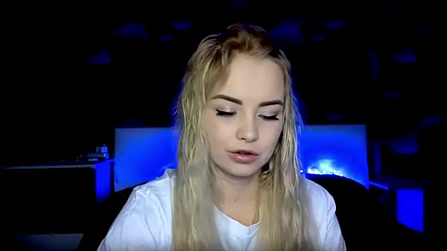 StephanieSweety online show from November 5, 10:20 am