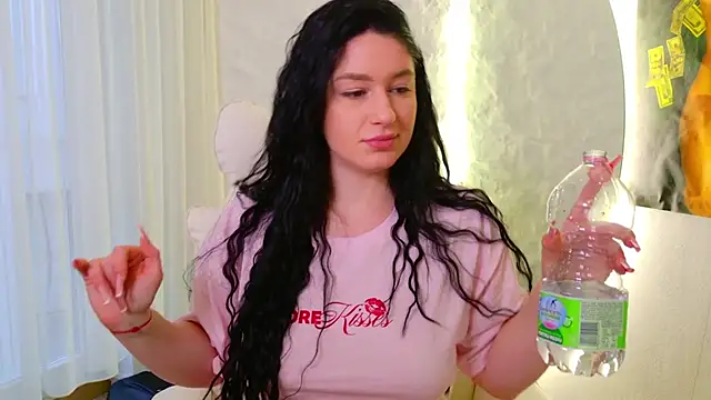 moniqque online show from November 29, 11:58 am