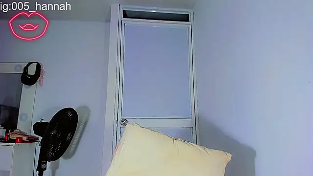 Hannahsmit online show from October 18, 7:44 am