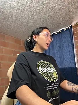 Snapshot of emma_rouse69 chatting on October 6, 4:23 pm emma rouse69 online show from October 6, 4:23 pm