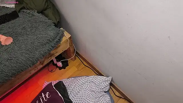 LoveInAllHoles online show from March 3, 5:24 am