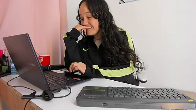 kattypinkk online show from January 15, 8:37 pm