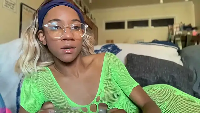 Snapshot of cutiesigh chatting on October 9, 2:21 pm cutiesigh online show from October 9, 2:21 pm