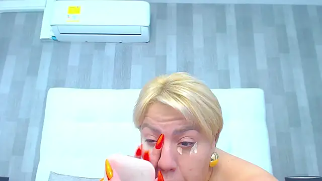 LeahMillerr online show from December 2, 12:51 pm