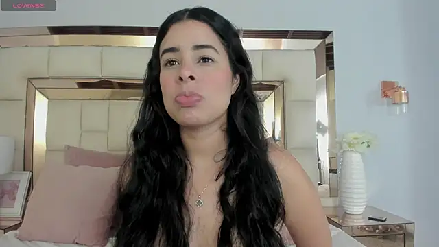 Snapshot of emma_castilloo chatting on October 5, 4:06 am emma castilloo online show from October 5, 4:06 am