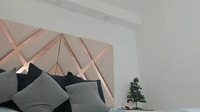 emma castilloo online show from December 15, 11:10 pm