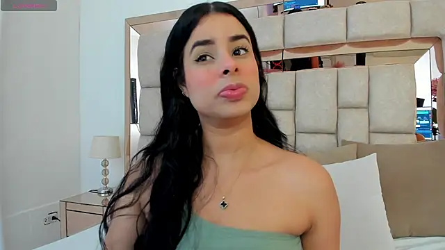 emma castilloo online show from November 17, 9:48 pm