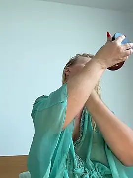 EmmaInLove23 online show from February 9, 2:03 am