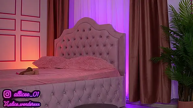 VanessaSimon online show from October 4, 6:08 am