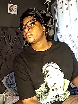 NiftyNora online show from November 3, 4:05 am