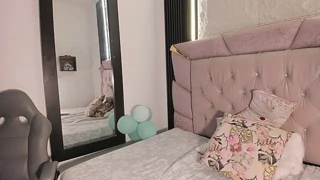 laurem-paulette online show from February 23, 5:56 pm