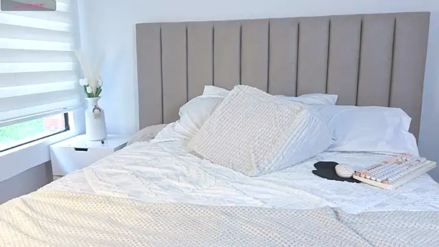 angieebaezz online show from January 8, 2:21 pm