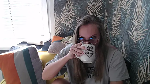 Kelly Hardy online show from September 20, 4:33 am