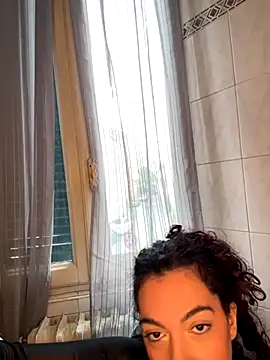 Strawberry queens online show from November 30, 9:35 am