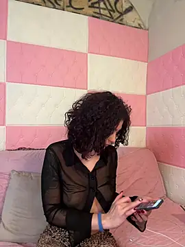 Strawberry queens online show from January 12, 4:45 pm