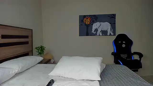 Renee-18 online show from November 19, 5:40 am