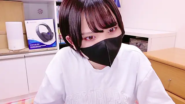 senachinnn online show from October 31, 6:15 am