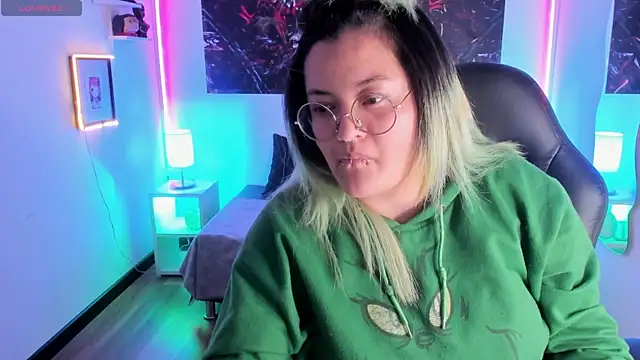 lucky-leah online show from December 20, 4:38 am