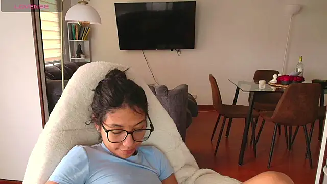 samy jonnes  online show from February 3, 10:34 pm