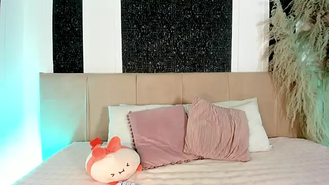 Alaia Manson online show from February 21, 7:36 pm