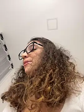 uniquerossie online show from February 9, 7:10 am