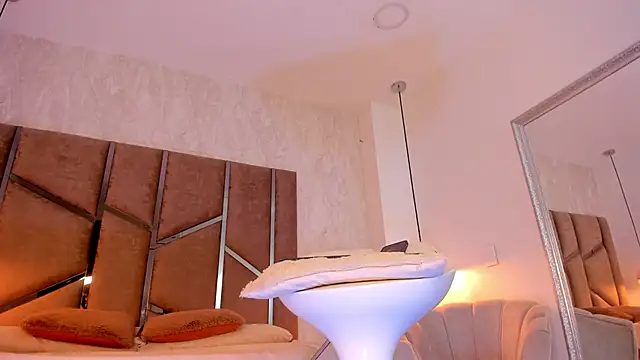 Martinaa Jones  online show from November 12, 8:18 pm