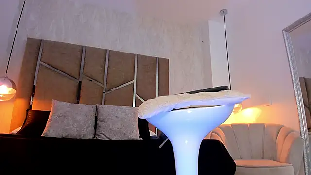 Martinaa Jones  online show from December 3, 8:00 pm