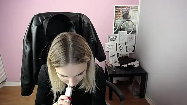 Snapshot of viktoria_lovely chatting on October 17, 9:56 am viktoria lovely online show from October 17, 9:56 am