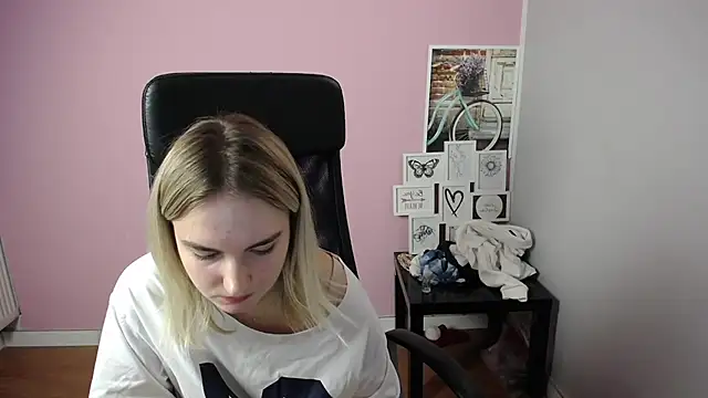 Snapshot of viktoria_lovely chatting on September 18, 7:51 am viktoria lovely online show from September 18, 7:51 am