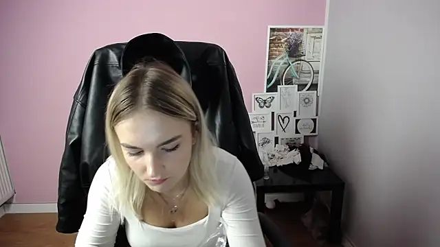 Snapshot of viktoria_lovely chatting on October 13, 11:24 am viktoria lovely online show from October 13, 11:24 am